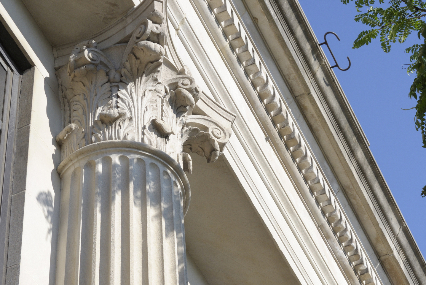 Close-up of Corinthian columns on bank or courthouse.