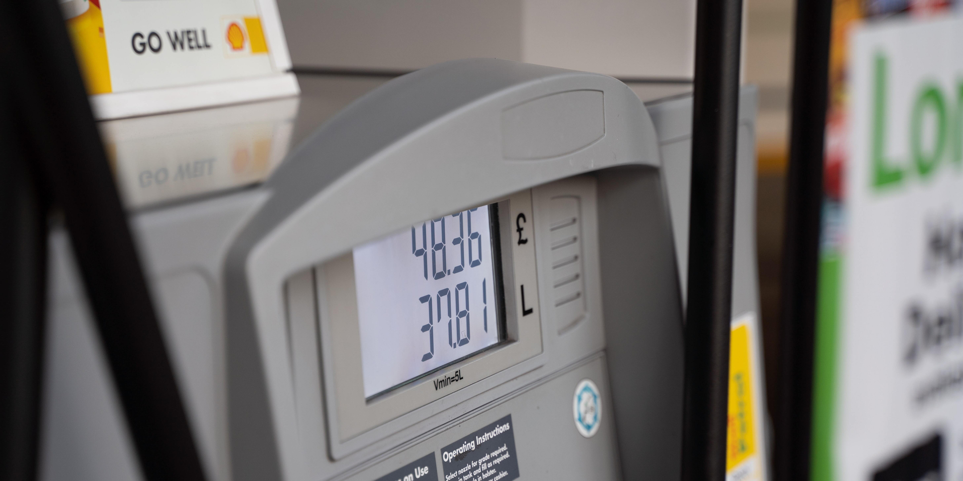 Close-up of UK gas pump screen showing price and liters.